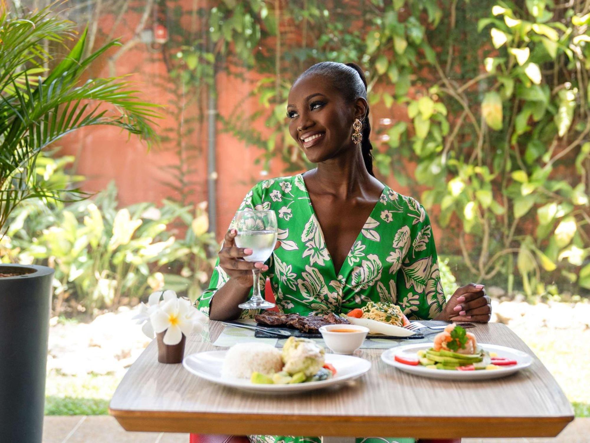 ホテル Ibis Styles Abidjan Marcory エクステリア 写真