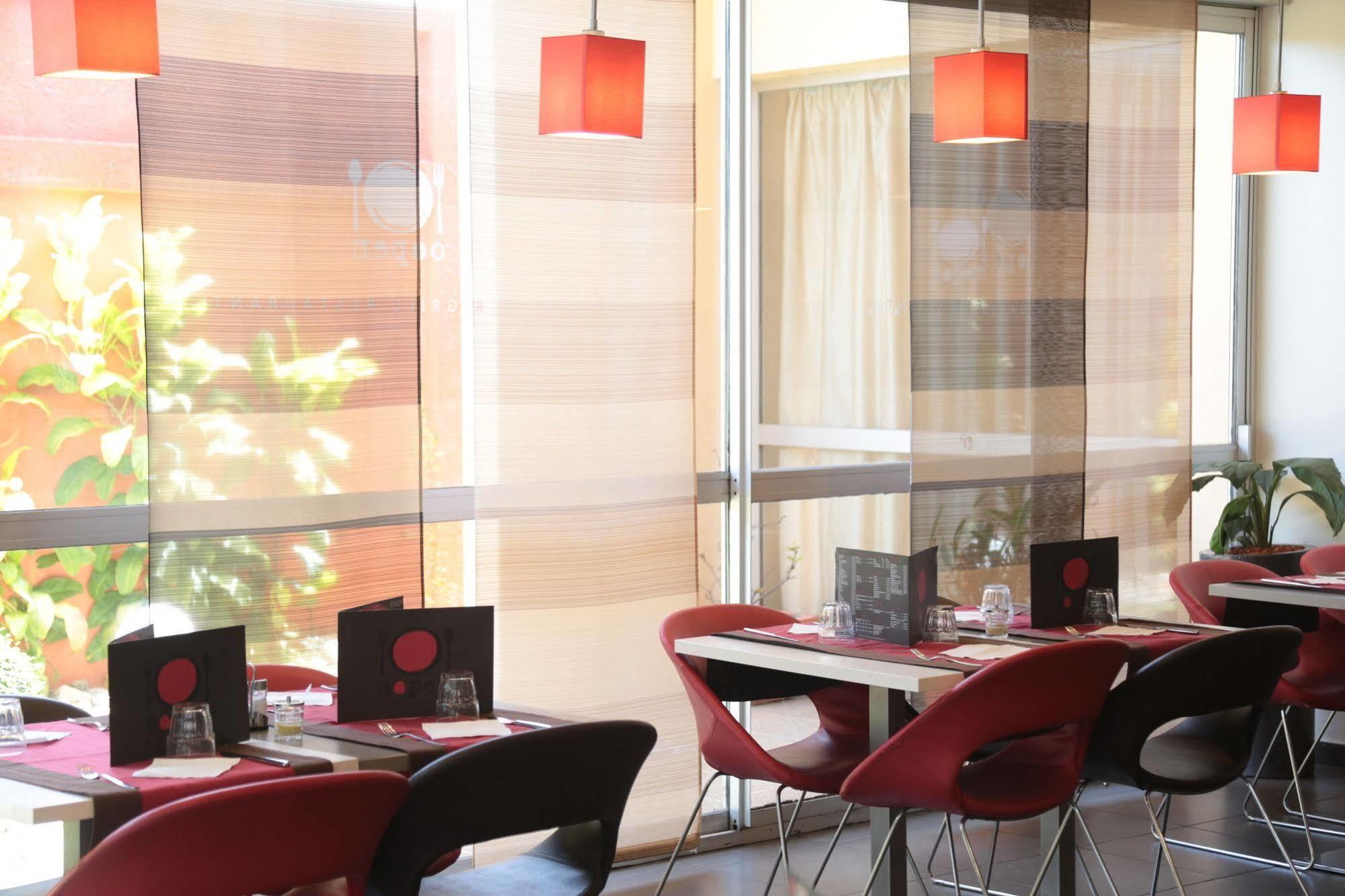 ホテル Ibis Styles Abidjan Marcory エクステリア 写真